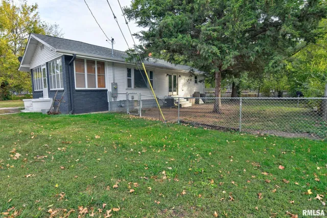 $89,900 | 402 East Adams Street, Taylorville, IL 62568