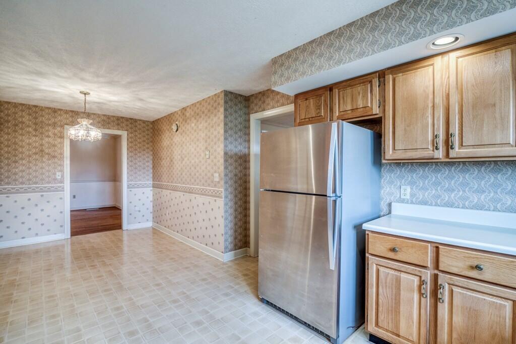 389 Winterham Drive Abingdon, VA 24211 - Photo 22 of 52 Stainless Steel Refrigerator Conveys