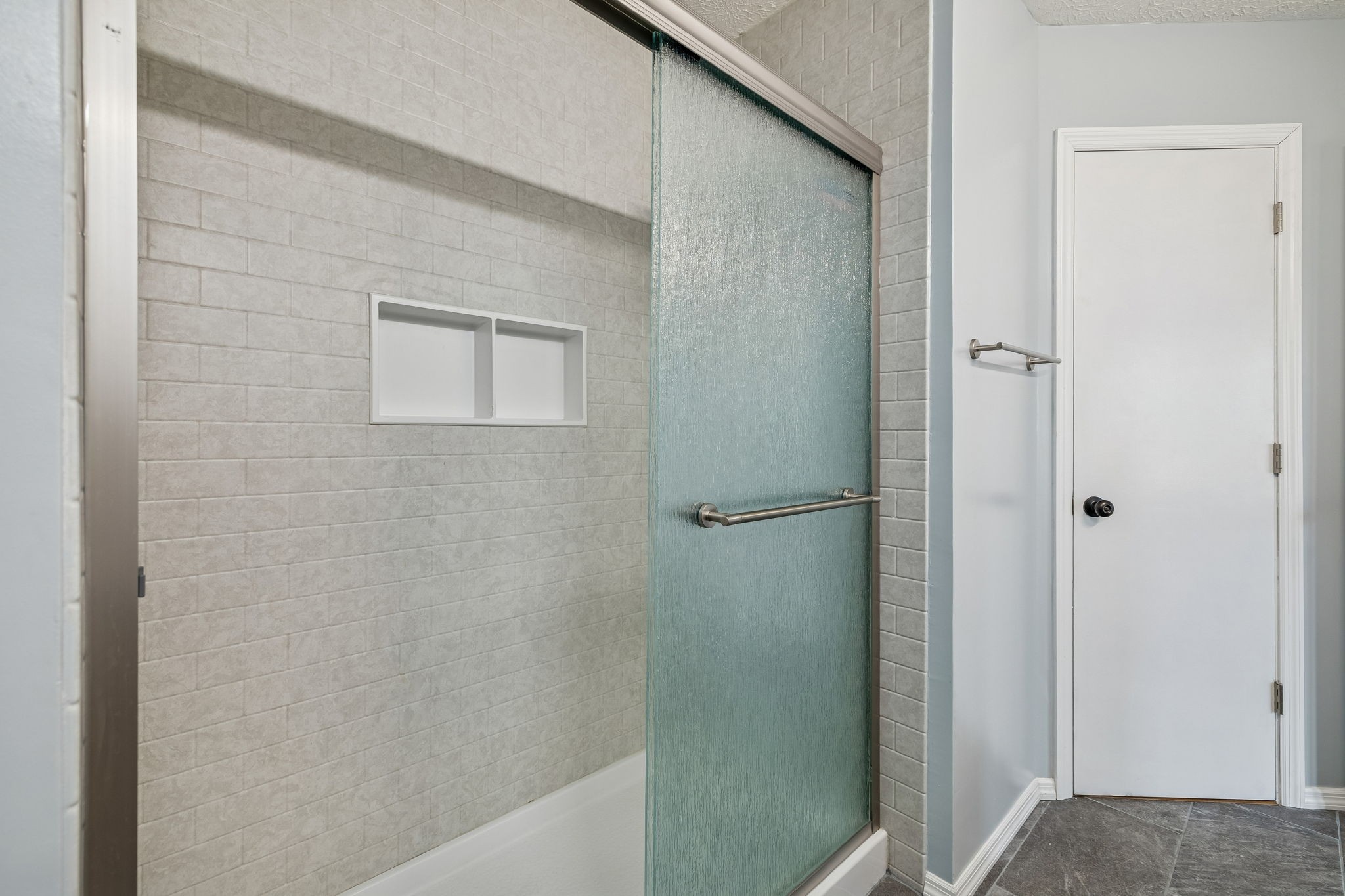 179 West Hester Road Cottontown, TN 37048 - Photo 25 of 43 a bathroom with a bathtub