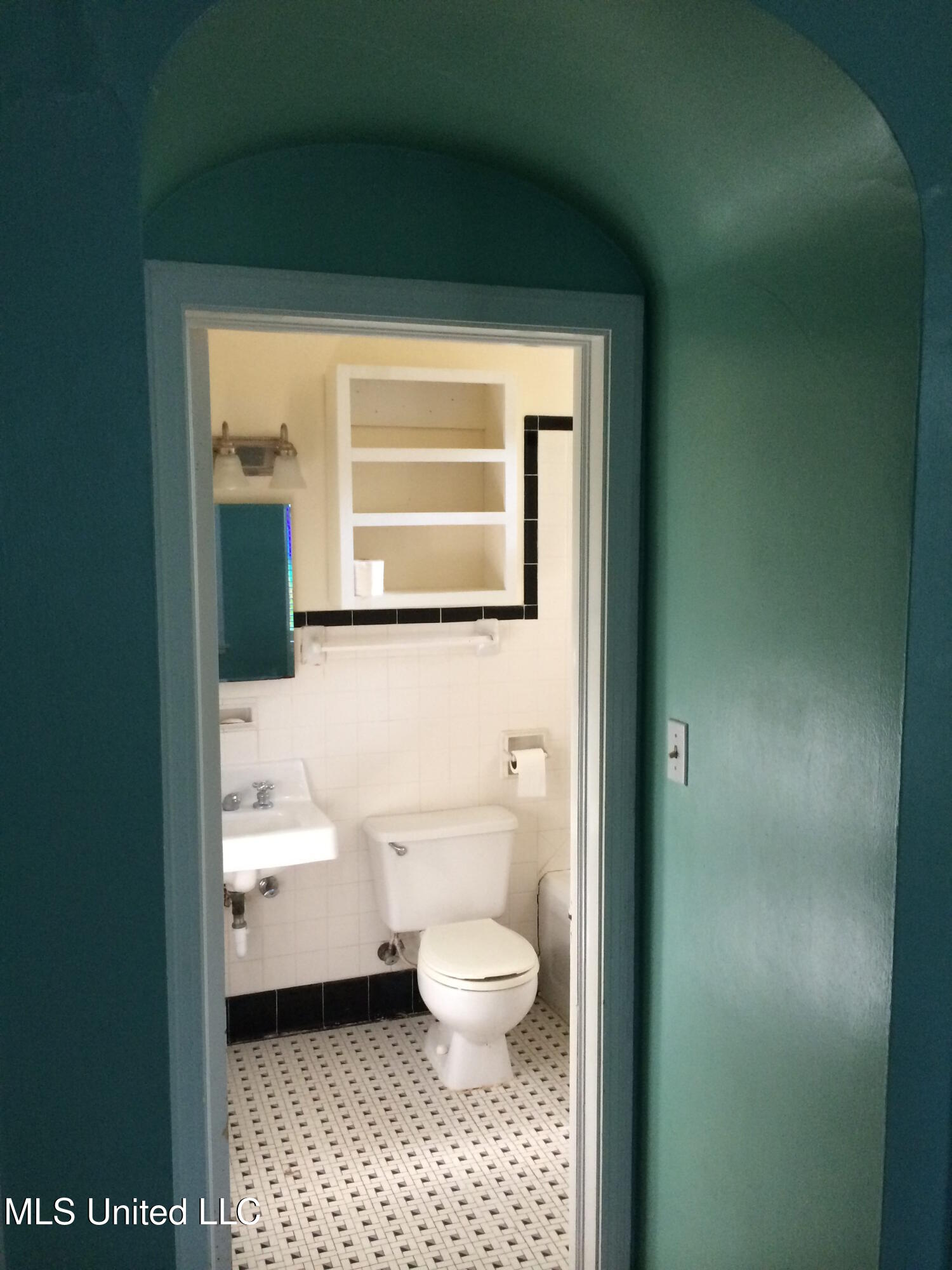 4056 Redwing Avenue Jackson, MS 39206 - Photo 14 of 18 redwing master bath