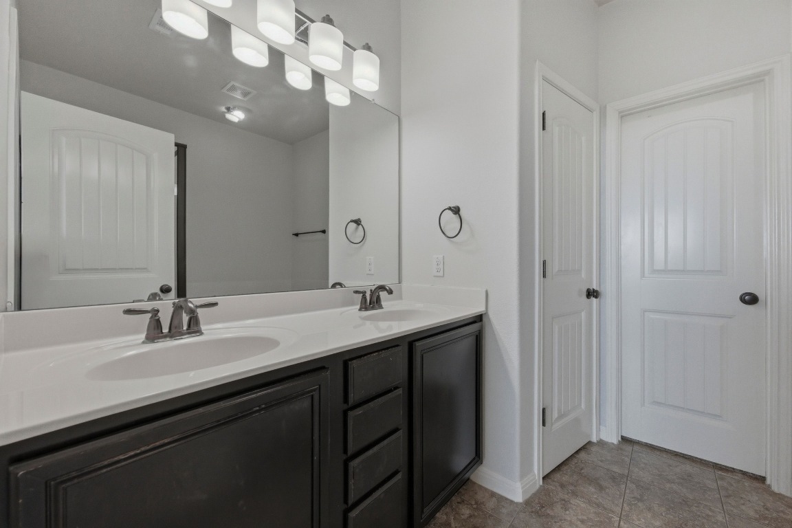 9621 Solana Vista Loop, Unit B Austin, TX 78750 - Photo 13 of 27 Primary bathroom