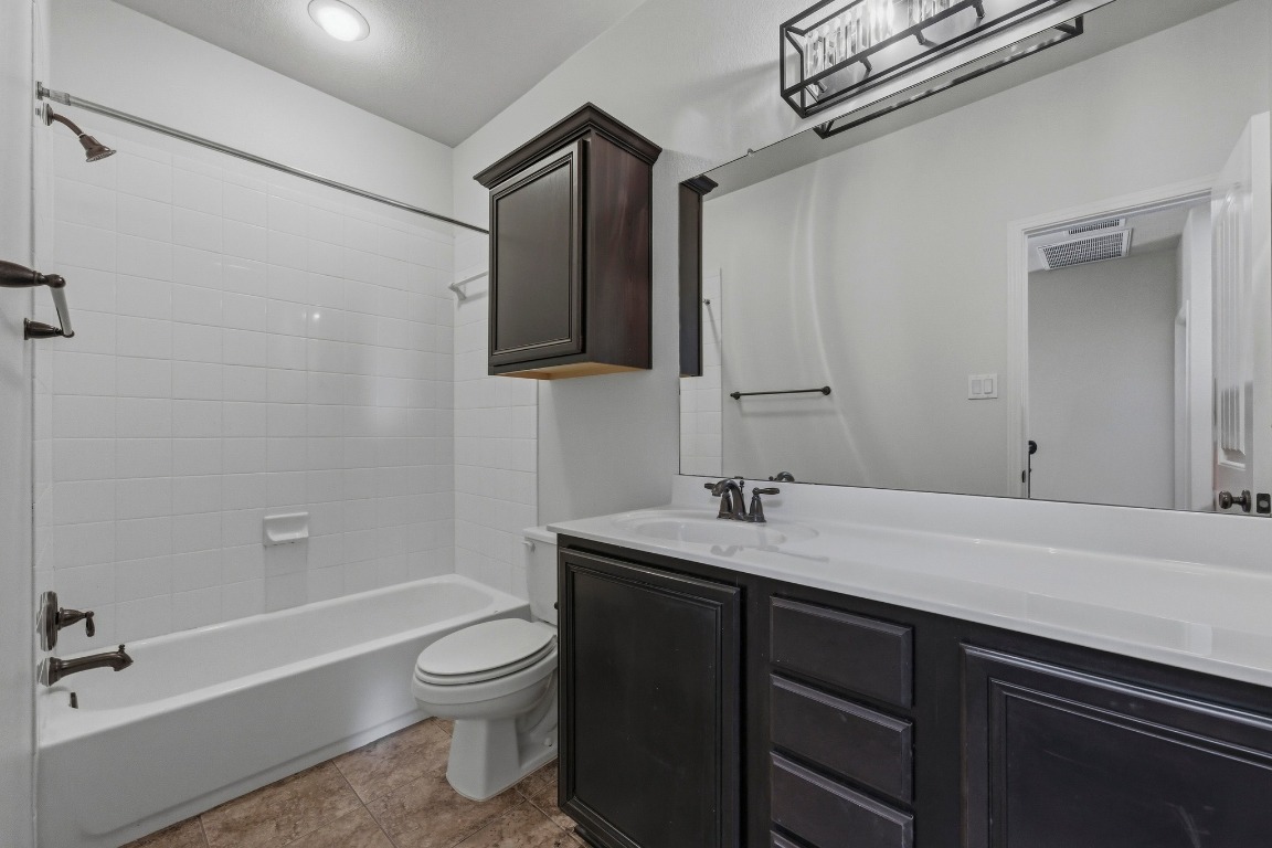 9621 Solana Vista Loop, Unit B Austin, TX 78750 - Photo 20 of 27 2nd full bathroom