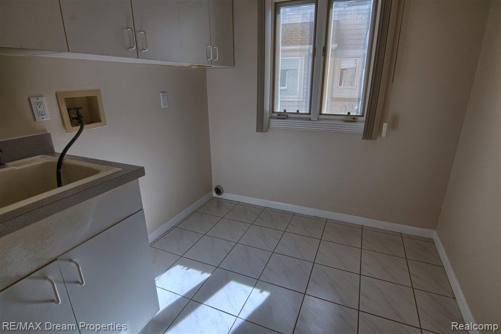 39763 Squire Road Novi, MI 48375 - Photo 12 of 31 Laundry Room.jpg