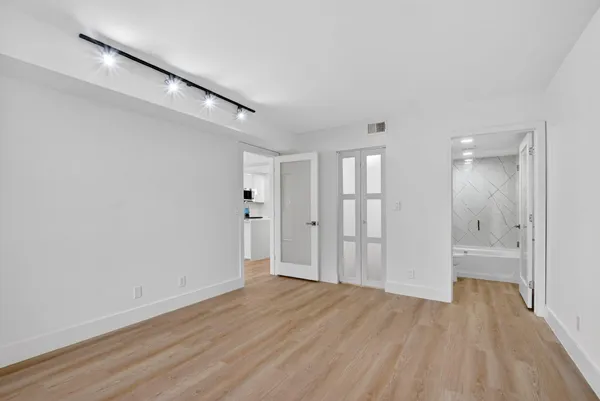 $2,400 | 400 West Hidden Valley Boulevard, Unit 406, Boca Raton, FL 33487