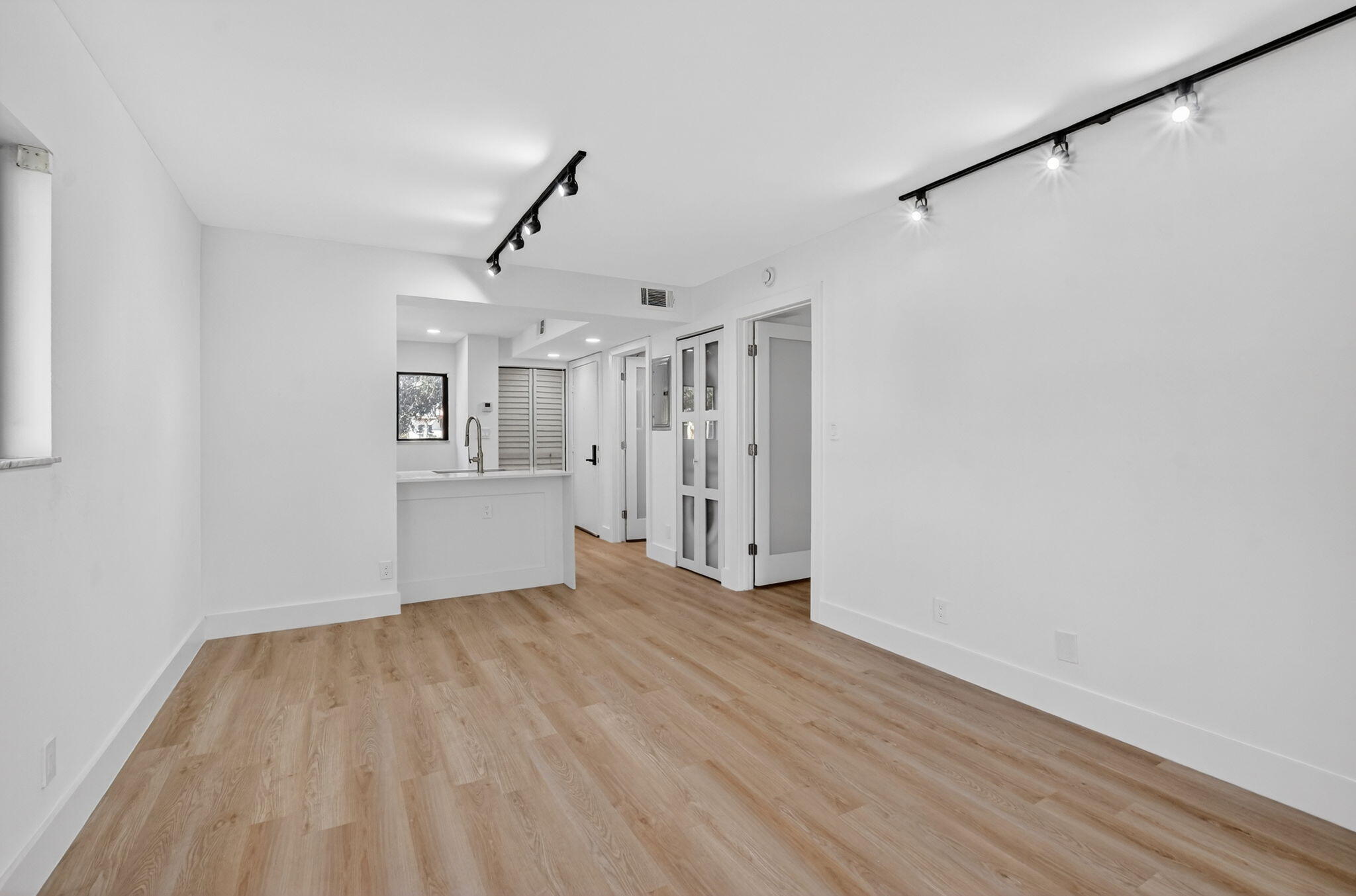 400 West Hidden Valley Boulevard, Unit 406 Boca Raton, FL 33487 - Photo 6 of 26 7-web-or-mls-DSC_5222