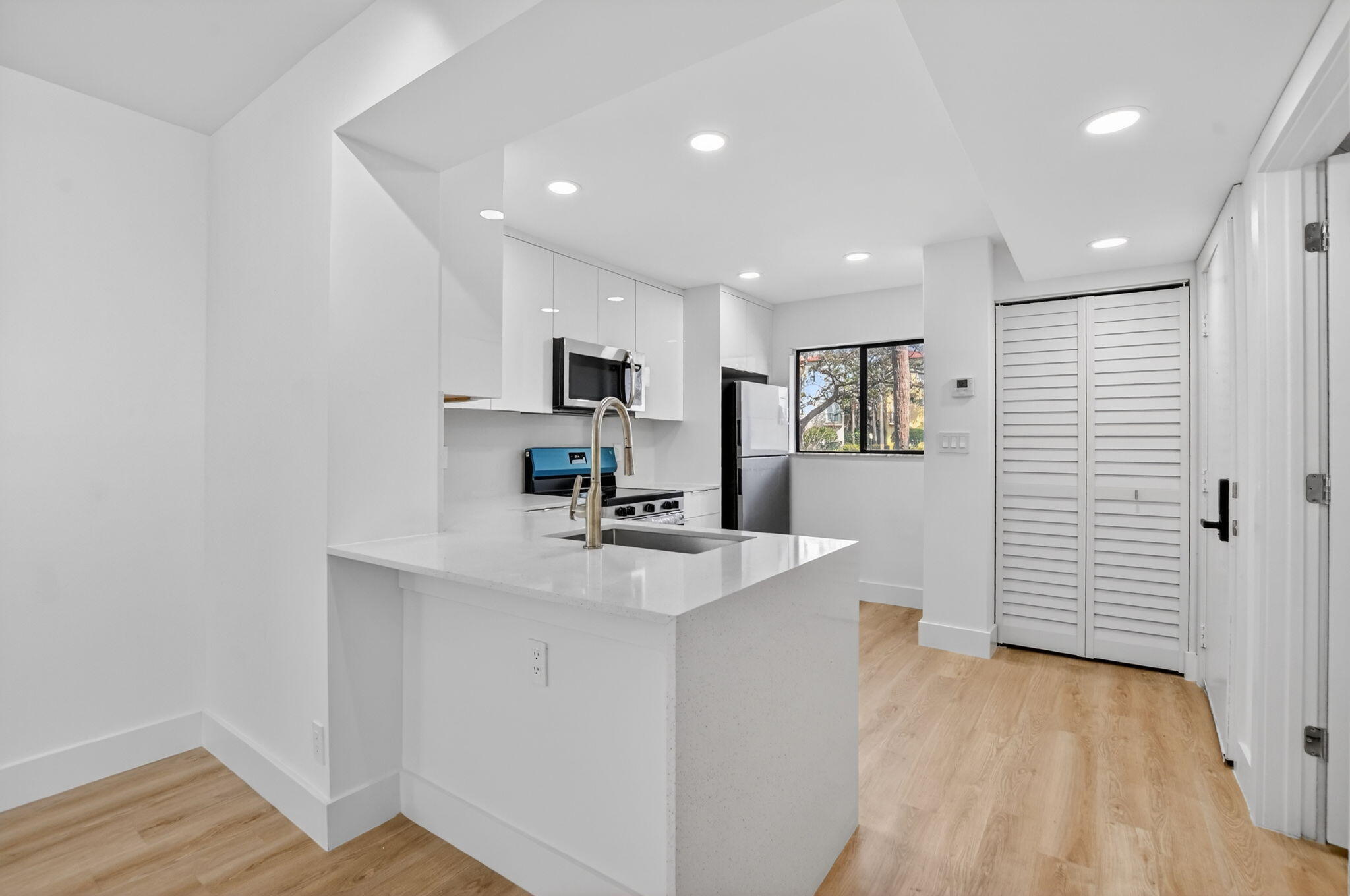 400 West Hidden Valley Boulevard, Unit 406 Boca Raton, FL 33487 - Photo 8 of 26 9-web-or-mls-DSC_5232