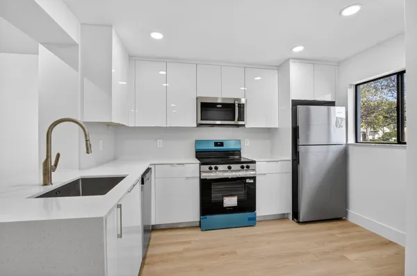 $2,400 | 400 West Hidden Valley Boulevard, Unit 406, Boca Raton, FL 33487