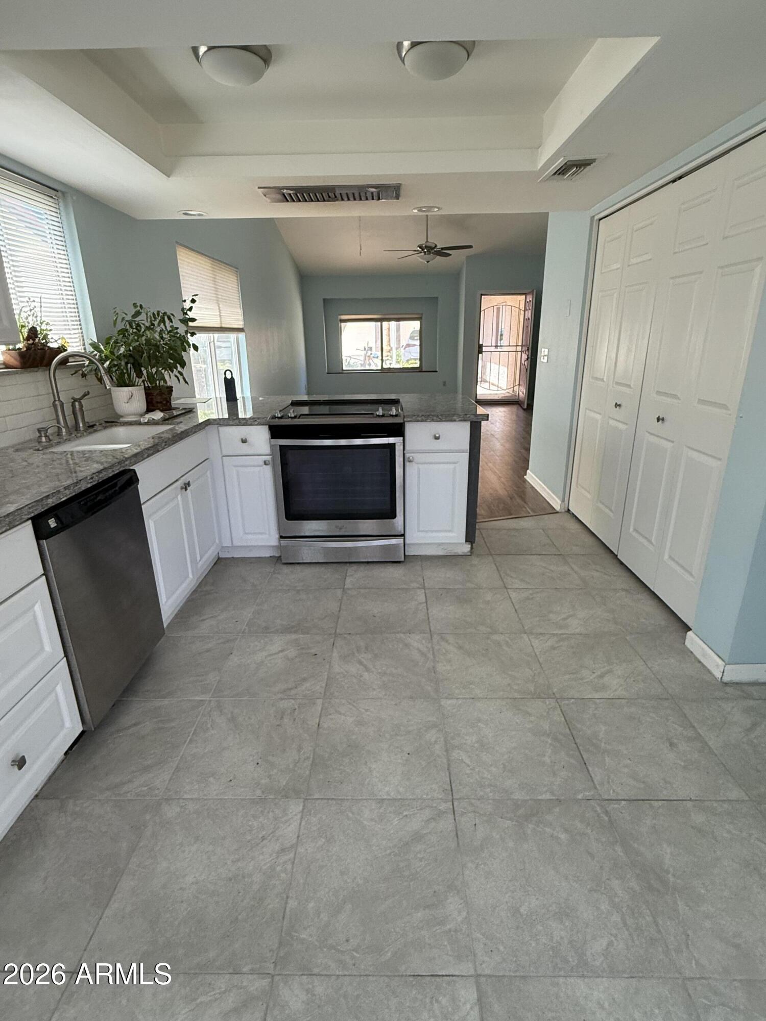 542 South Higley Road, Unit 63 Mesa, AZ 85206 - Photo 8 of 41 Kitchen