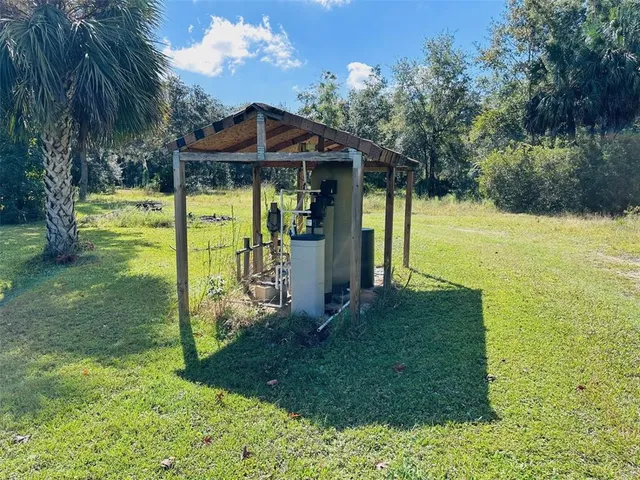 a view of a house with backyard and garden
