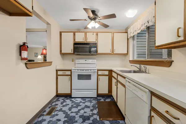 $250,000 | 69 Perry Street, Unit 130, Putnam, CT 06260