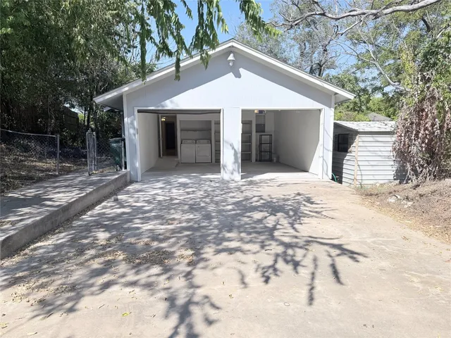 $2,400 | 2003 East 12th Street, Austin, TX 78702