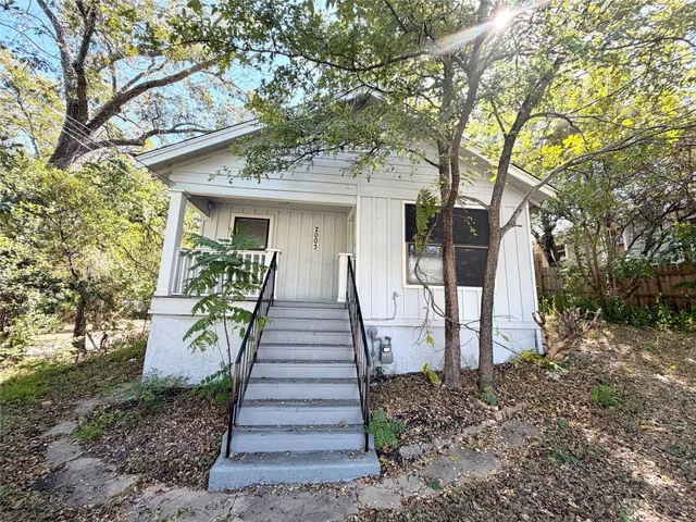 $2,400 | 2003 East 12th Street, Austin, TX 78702