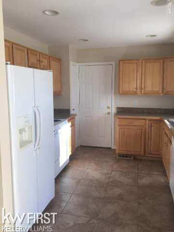 5217 Lennon Road Flint, MI 48507 - Photo 7 of 27 20455247-6.JPG