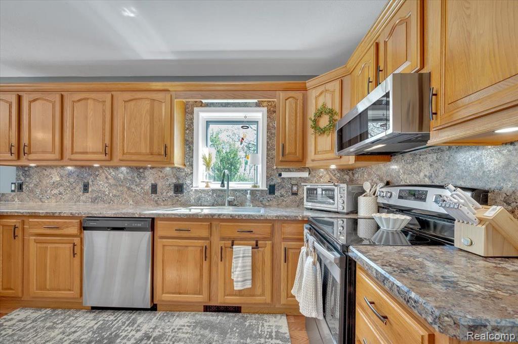 3853 North Mill Road Dryden, MI 48428 - Photo 5 of 34