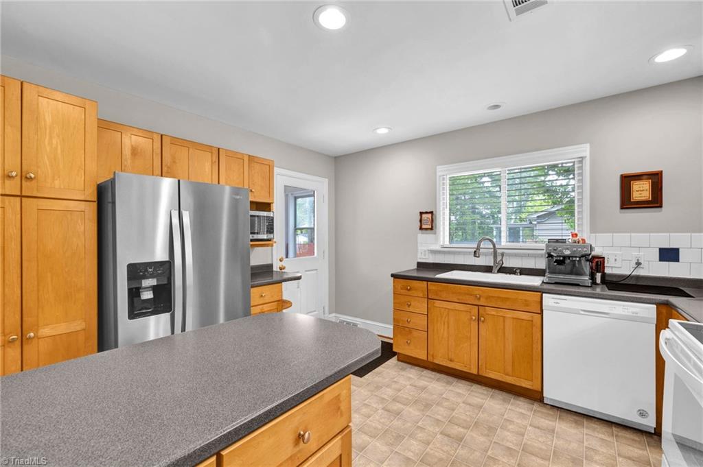 712 Cannon Road Greensboro, NC 27410 - Photo 8 of 31