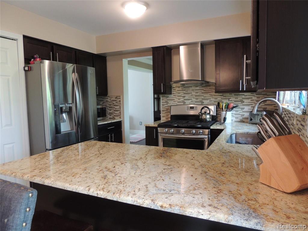 642 Baker Street Rochester Hills, MI 48307 - Photo 4 of 20