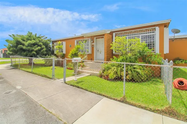 a view of a house with a backyard