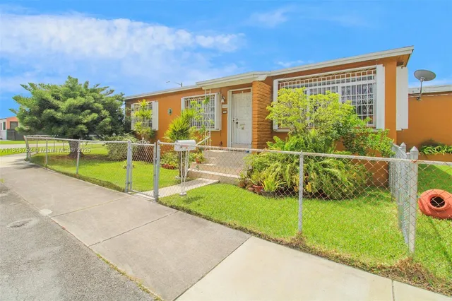 a view of a house with a backyard
