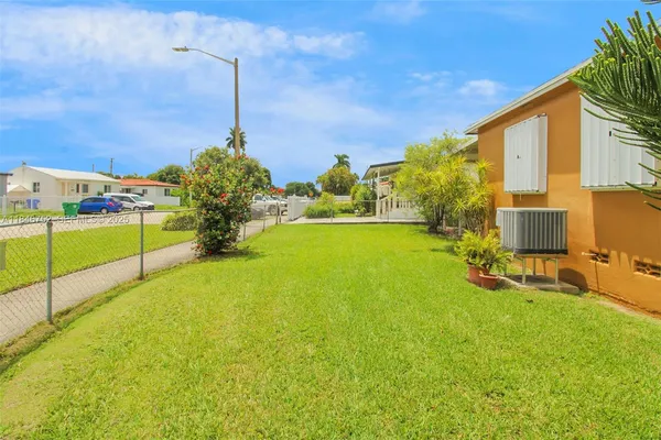 a view of a backyard