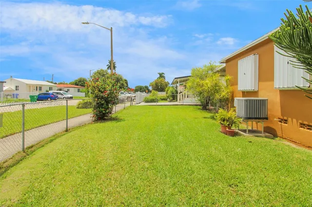 a view of a backyard