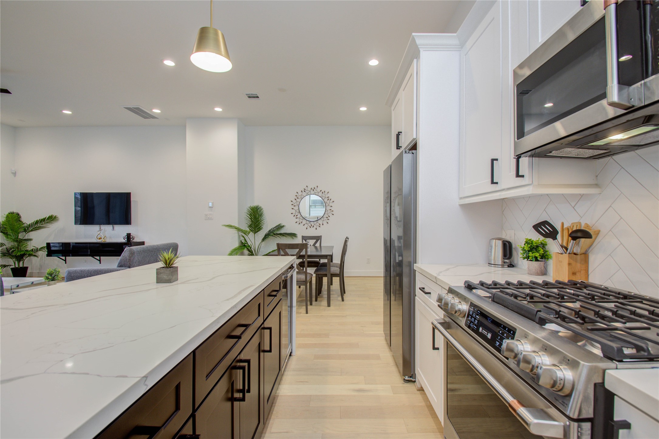 2315 Sherwin Street Houston, TX 77007 - Photo 18 of 50 a kitchen with stove and cabinets