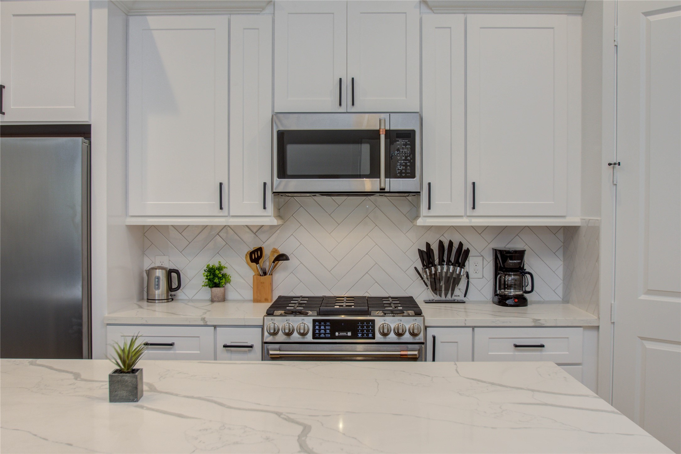 2315 Sherwin Street Houston, TX 77007 - Photo 20 of 50 a kitchen with white cabinets and appliances