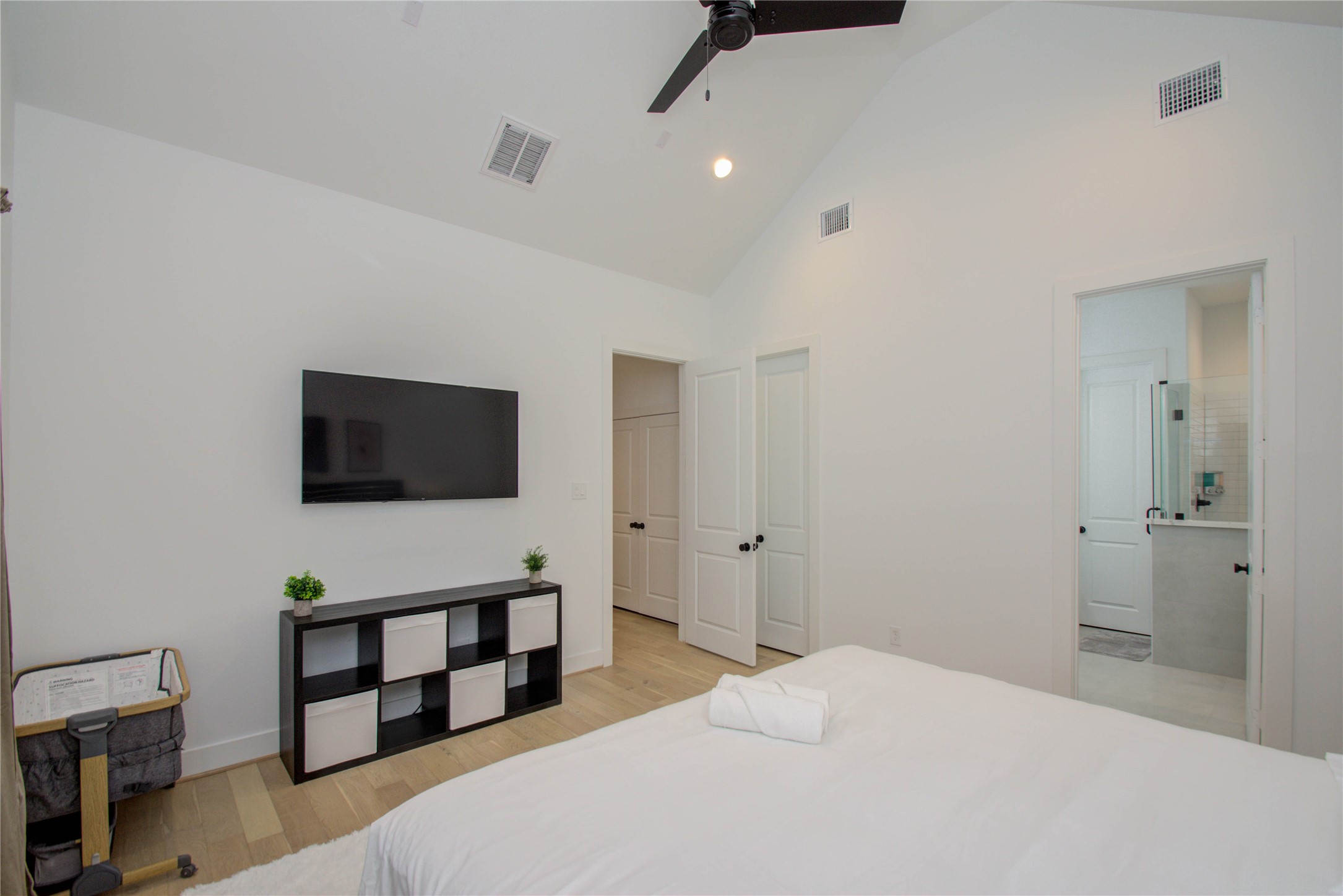 2315 Sherwin Street Houston, TX 77007 - Photo 25 of 50 a bedroom with a bed and a flat screen tv