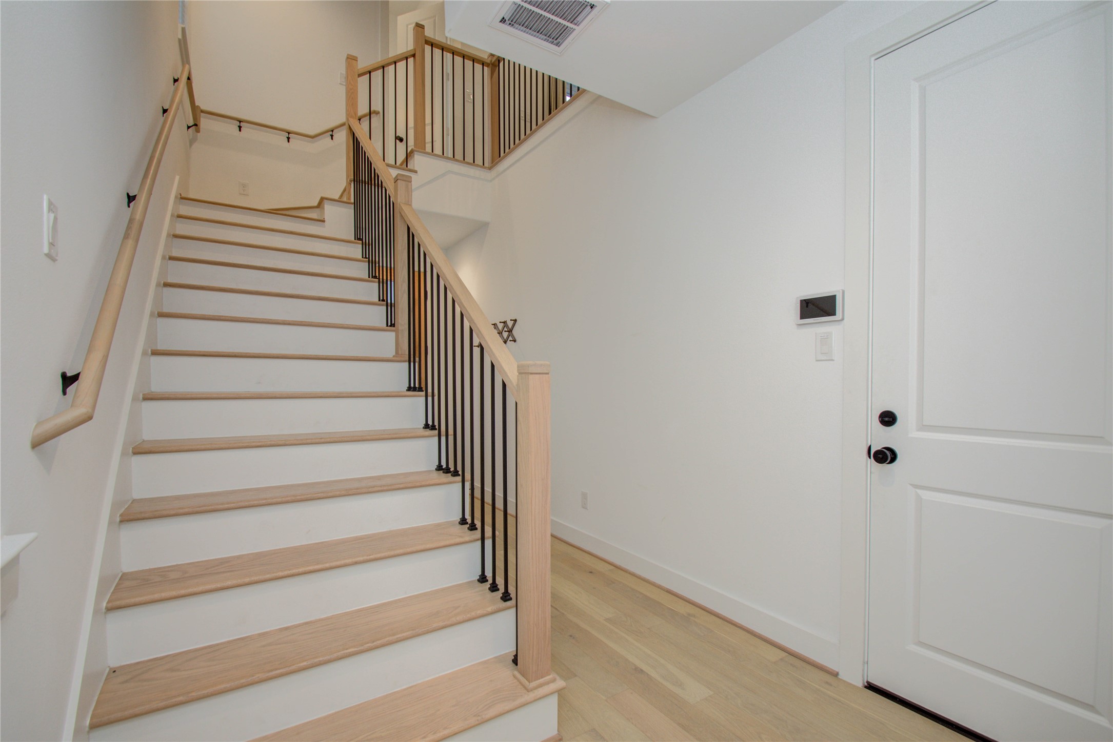 2315 Sherwin Street Houston, TX 77007 - Photo 3 of 50 a view of entryway