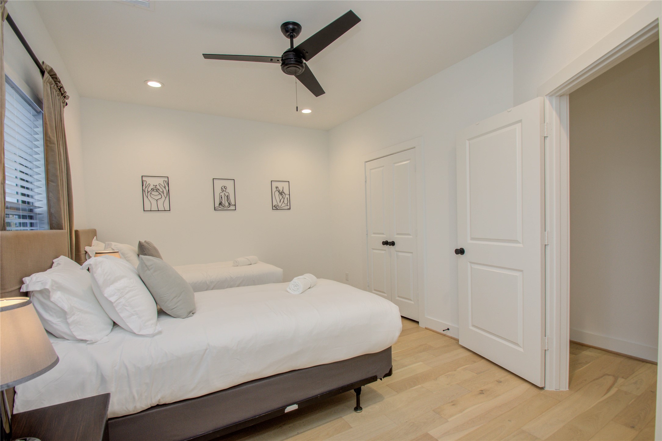 2315 Sherwin Street Houston, TX 77007 - Photo 36 of 50 a bedroom with a bed and a ceiling fan