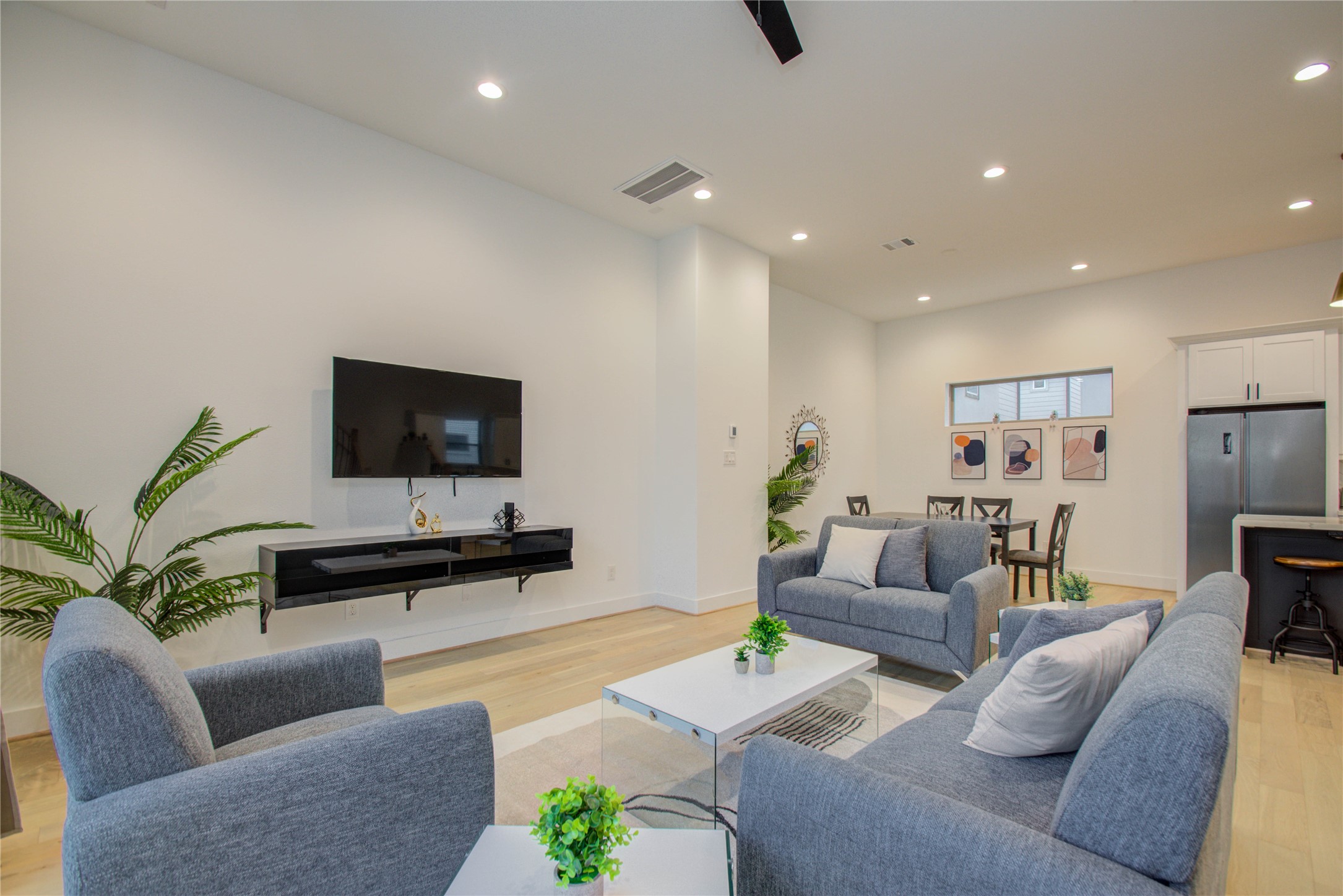 2315 Sherwin Street Houston, TX 77007 - Photo 6 of 50 a living room with furniture and a flat screen tv