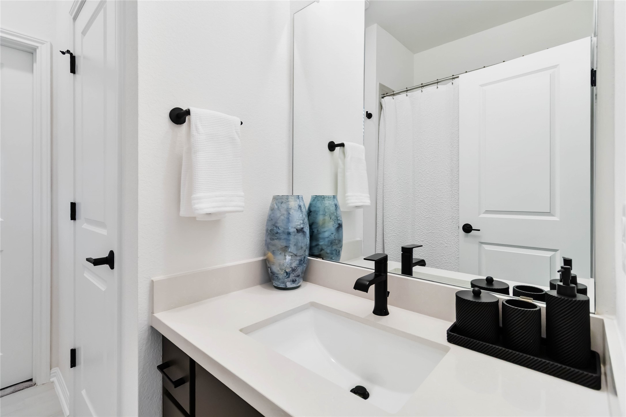 4705 Modena Bay Bend Leander, TX 78641 - Photo 26 of 40 Full bathroom with vanity
