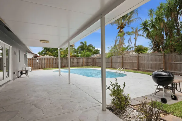 a view of a backyard