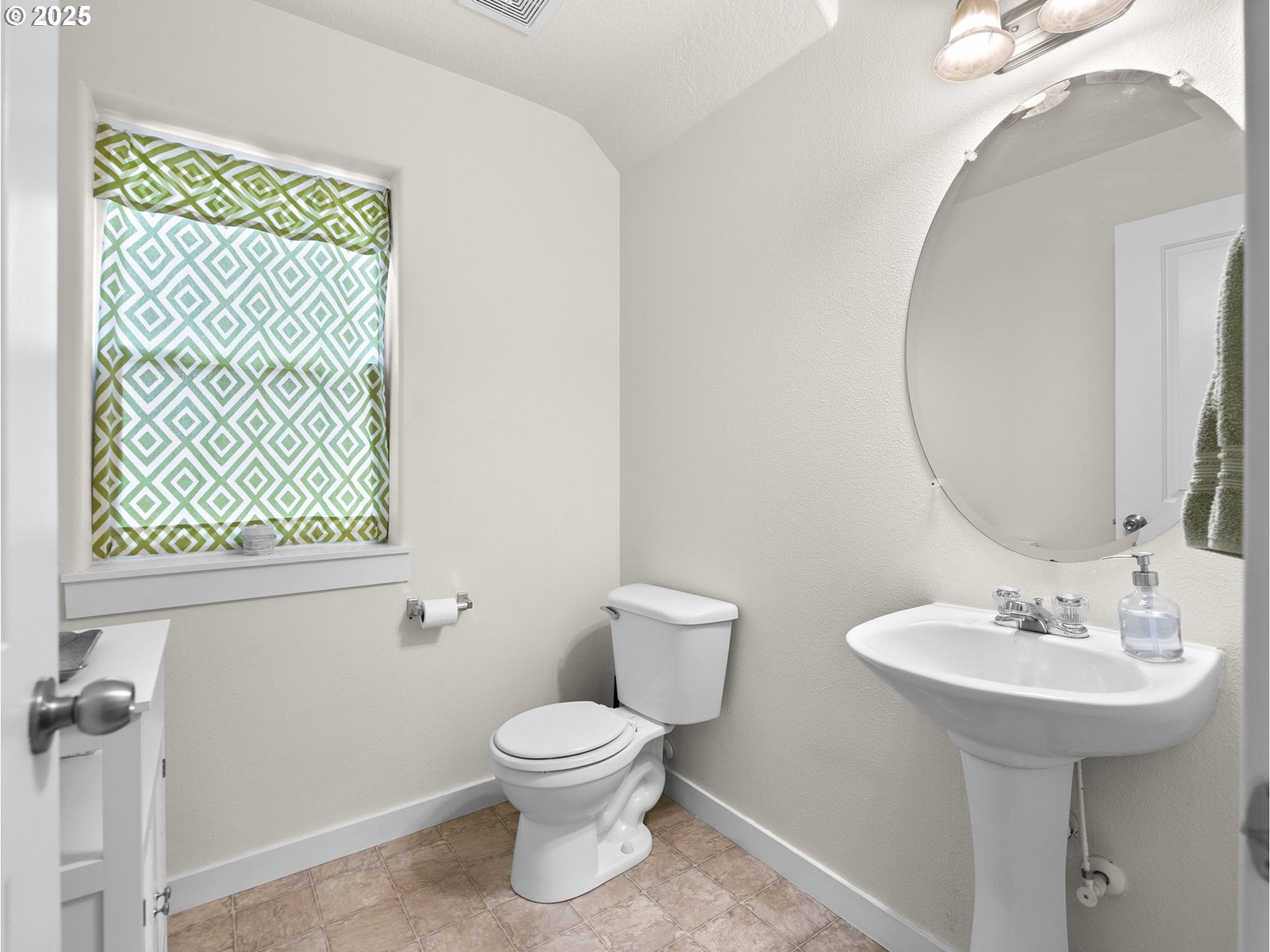 18019 Carlson Avenue Sandy, OR 97055 - Photo 12 of 23 a bathroom with a toilet sink and mirror