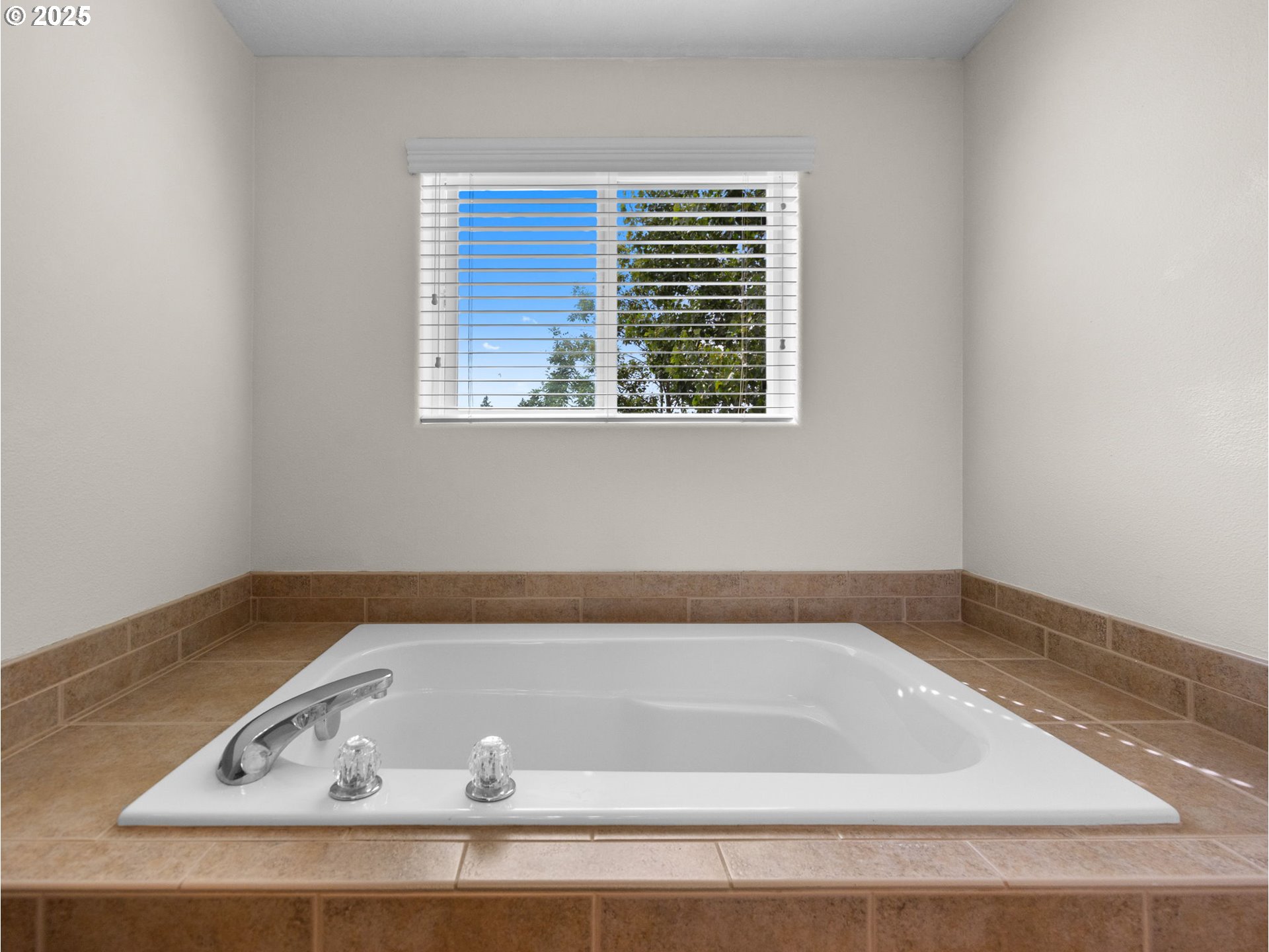 18019 Carlson Avenue Sandy, OR 97055 - Photo 17 of 23 a bathroom with a bathtub