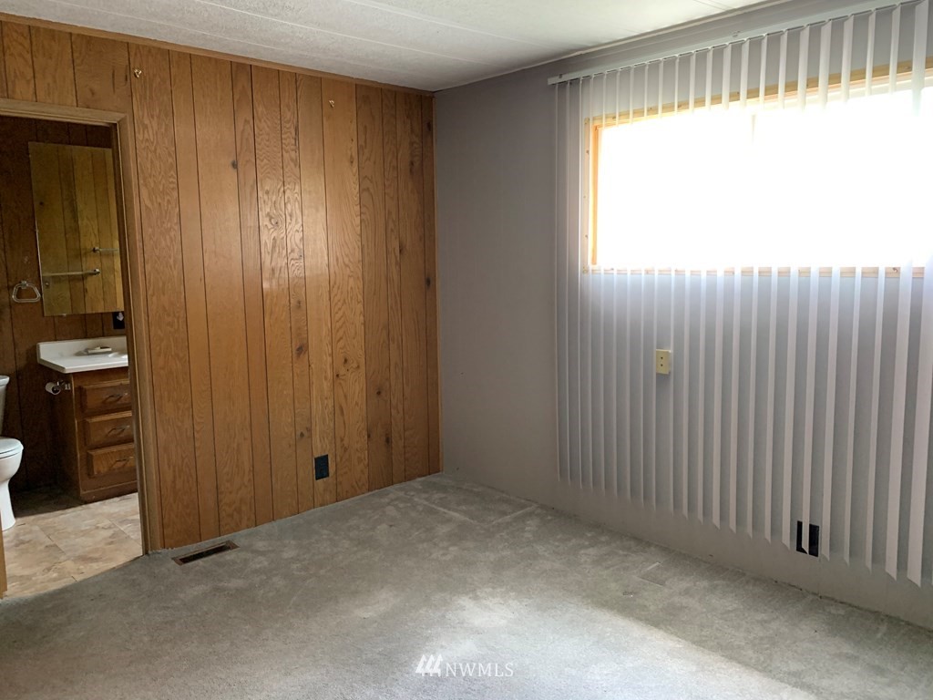 612 Harlem Road Dayton, WA 99328 - Photo 14 of 32 an empty room with windows