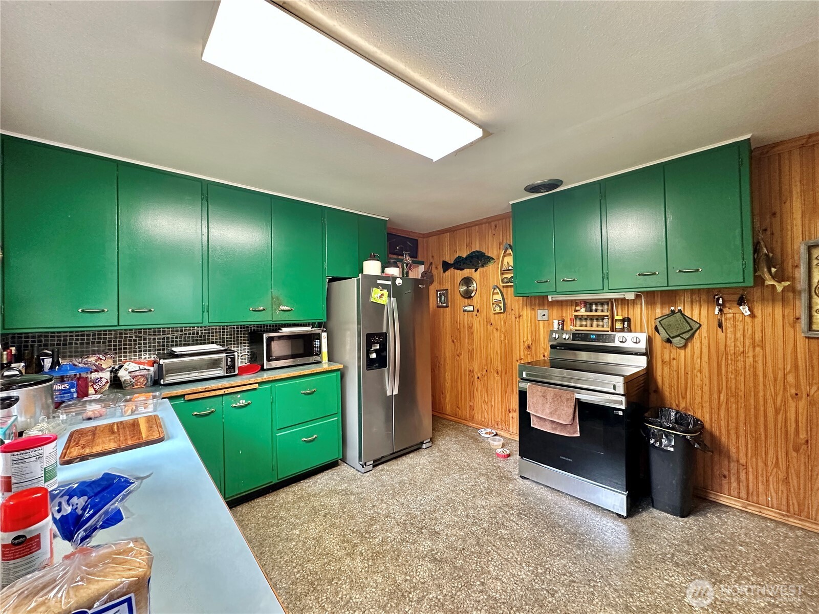 945 Highway 101 Cosmopolis, WA 98537 - Photo 12 of 39 a kitchen with stainless steel appliances kitchen island granite countertop a refrigerator and a sink