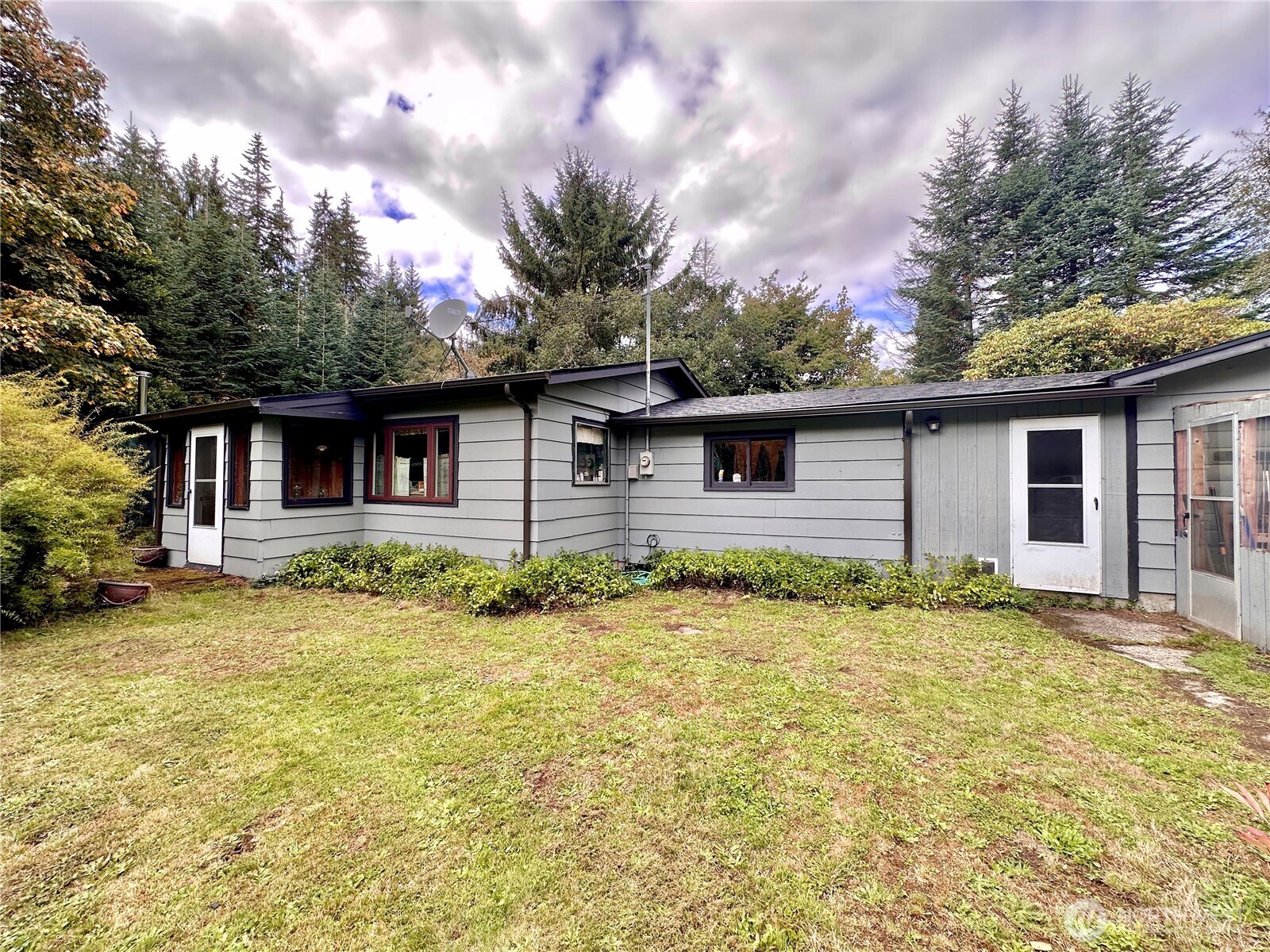 945 Highway 101 Cosmopolis, WA 98537 - Photo 2 of 39 a backyard of a house with table and chairs