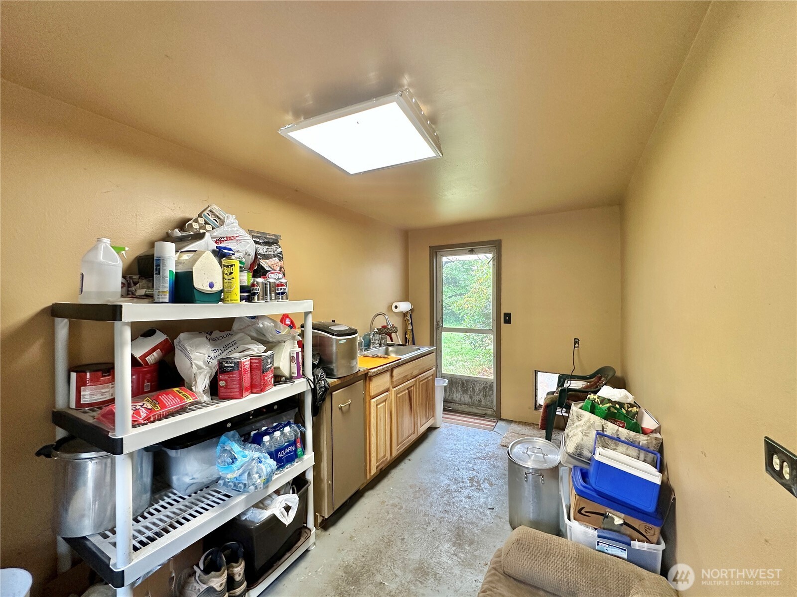 945 Highway 101 Cosmopolis, WA 98537 - Photo 22 of 39 a kitchen with furniture and a wooden floor