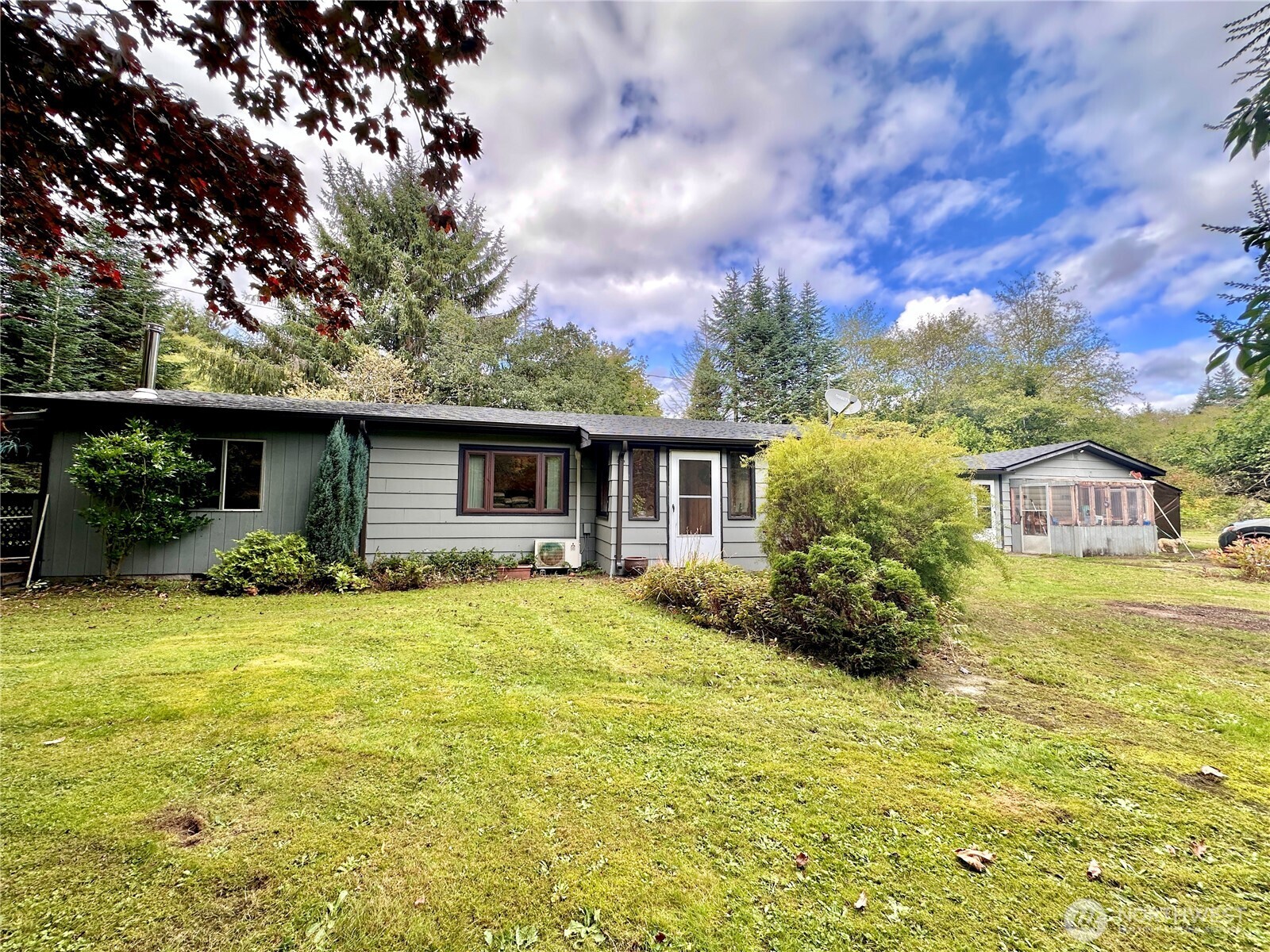 945 Highway 101 Cosmopolis, WA 98537 - Photo 24 of 39 a front view of house with yard and trees in the background