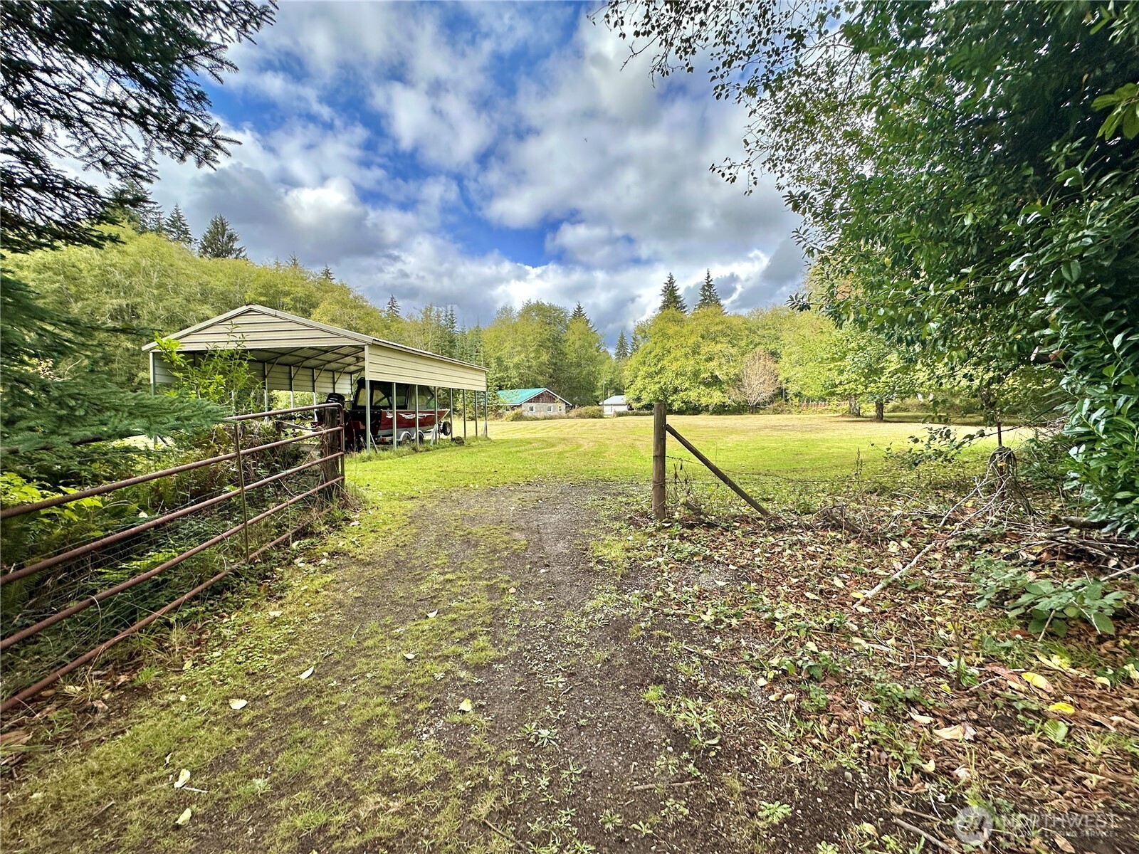 945 Highway 101 Cosmopolis, WA 98537 - Photo 30 of 39 a view of a yard with an umbrella