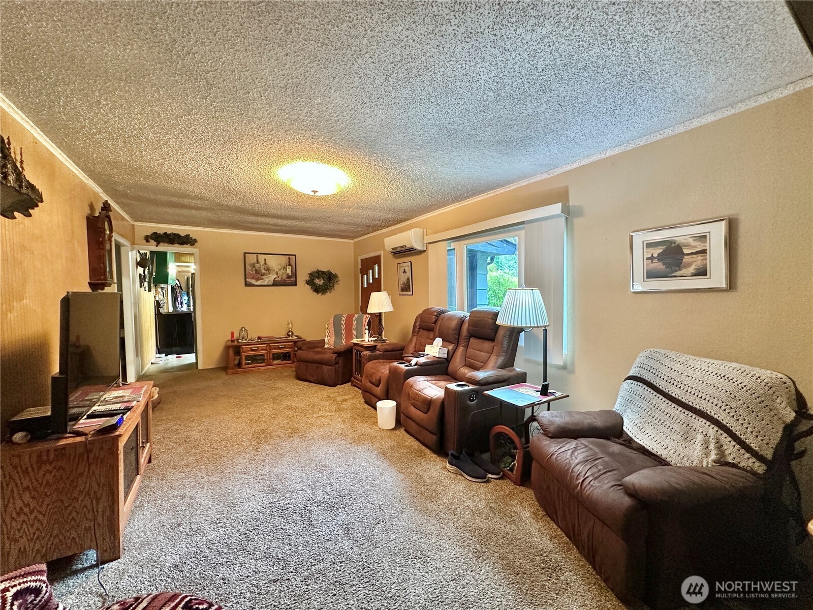 945 Highway 101 Cosmopolis, WA 98537 - Photo 5 of 39 a living room with furniture gym equipment and a window