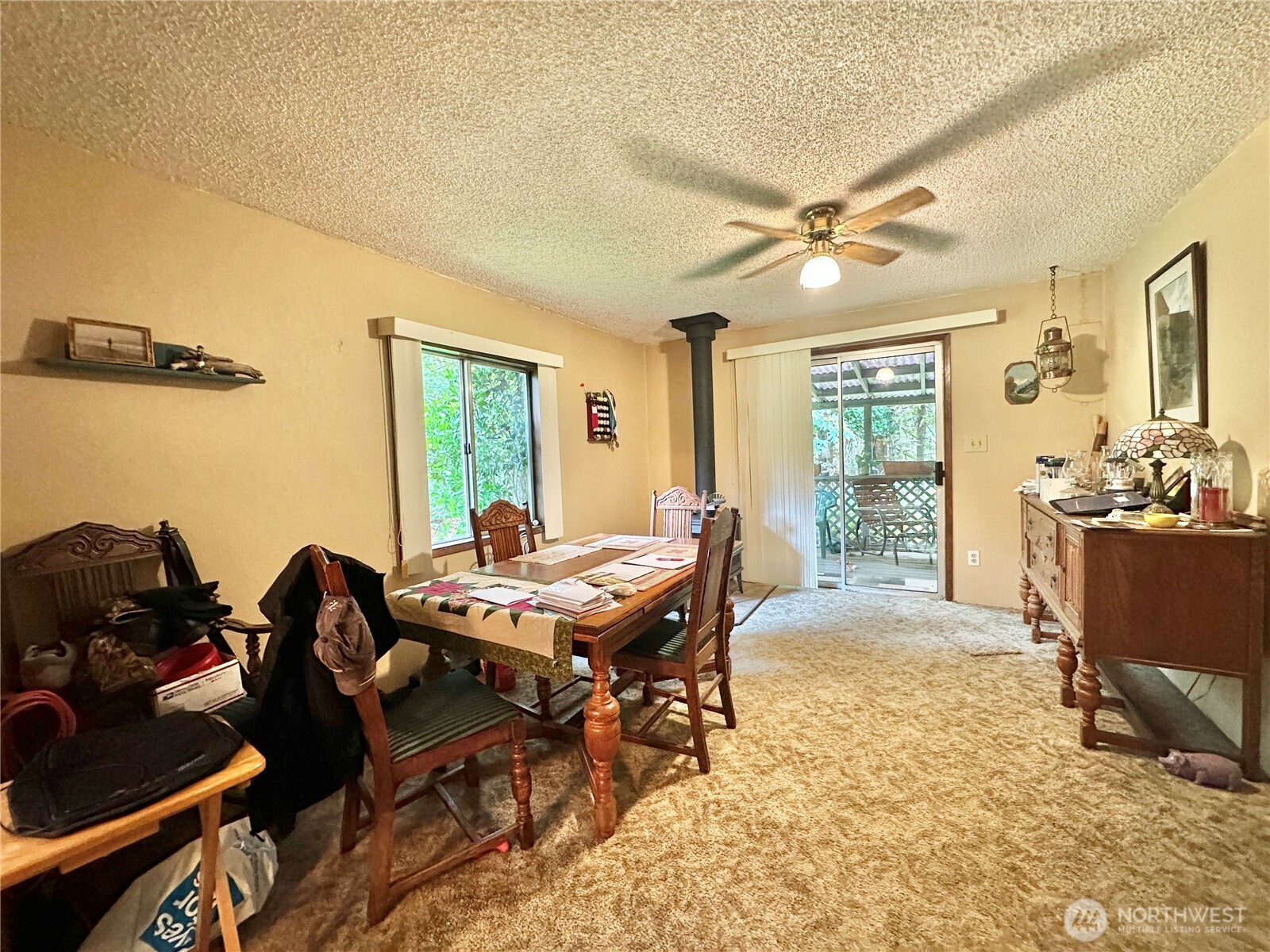 945 Highway 101 Cosmopolis, WA 98537 - Photo 7 of 39 a workspace with furniture and a window