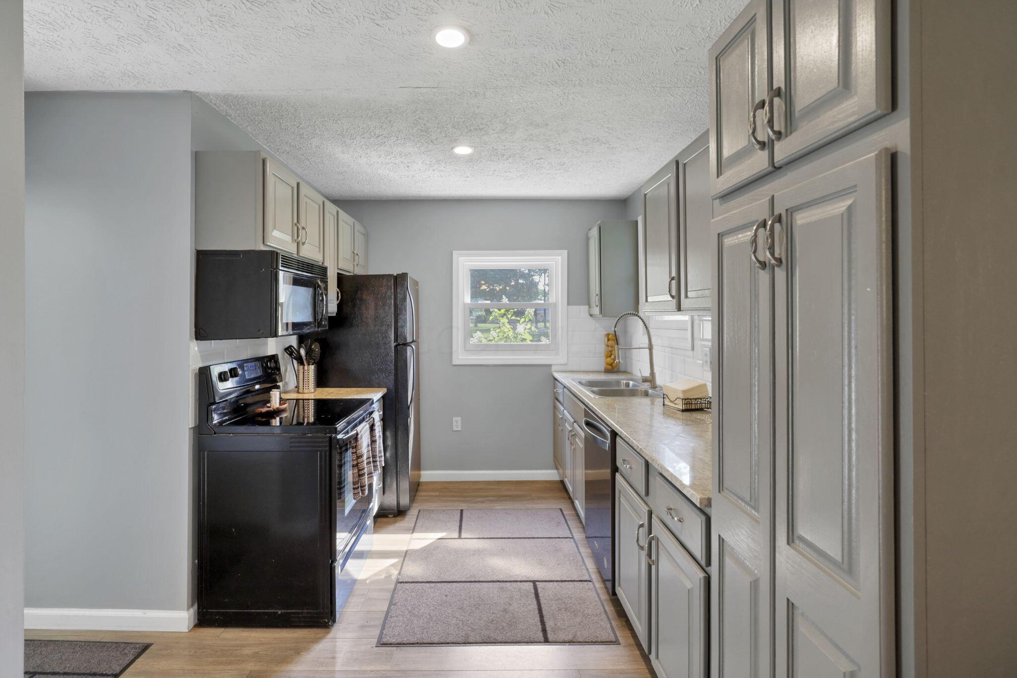 930 Hibbs Road Grove City, OH 43123 - Photo 10 of 45 Kitchen