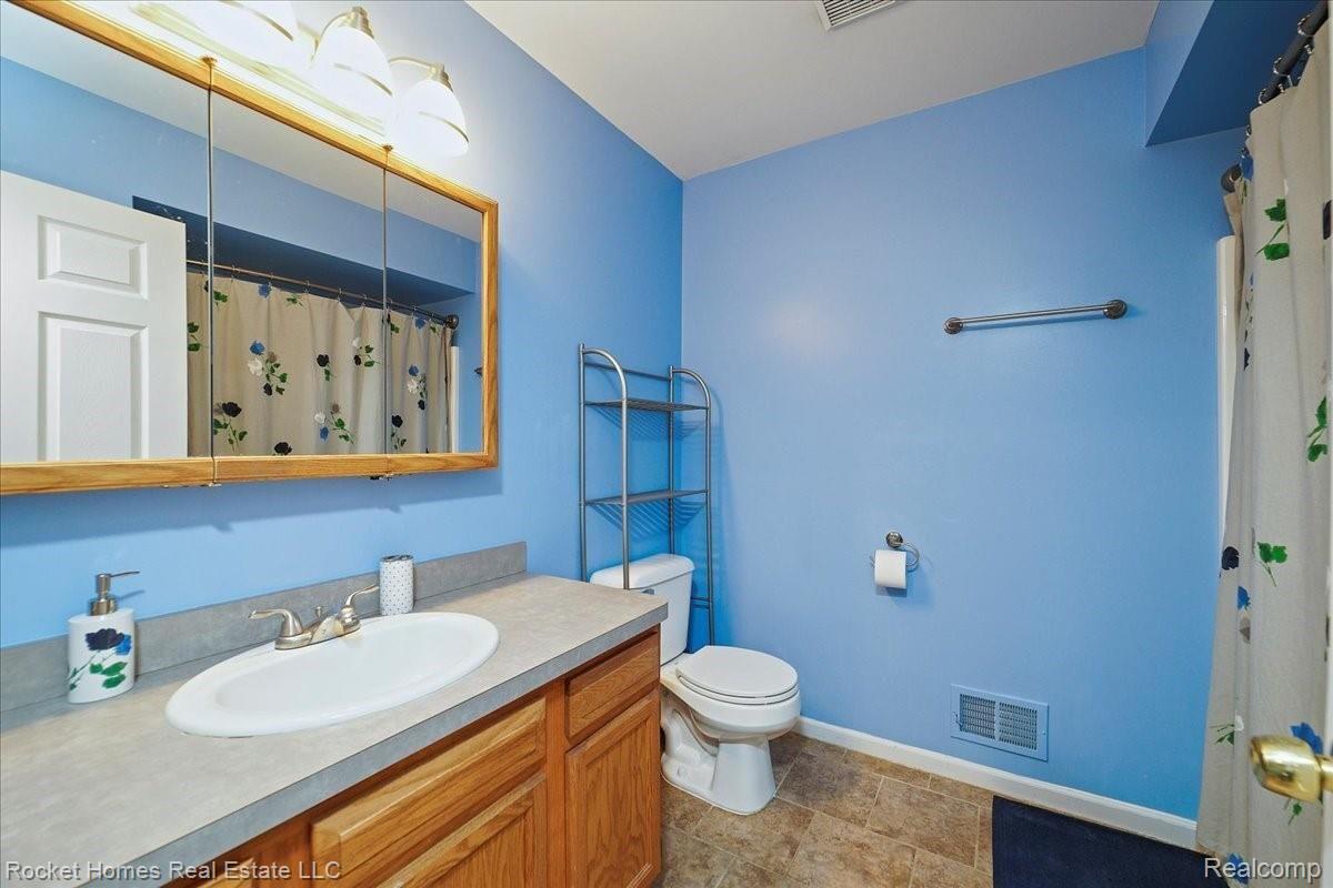 570 Stratford Road Ferndale, MI 48220 - Photo 24 of 32 24-Bathroom.jpg