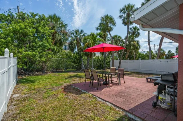 $1,300,000 | 208 Peacock Lane, Holmes Beach, FL 34217