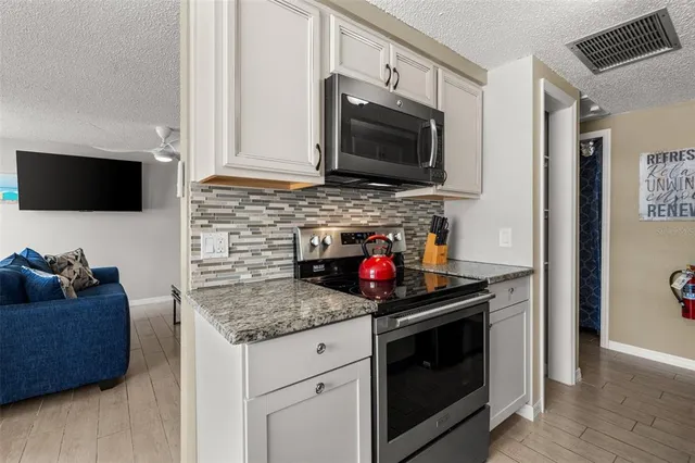 $1,300,000 | 208 Peacock Lane, Holmes Beach, FL 34217