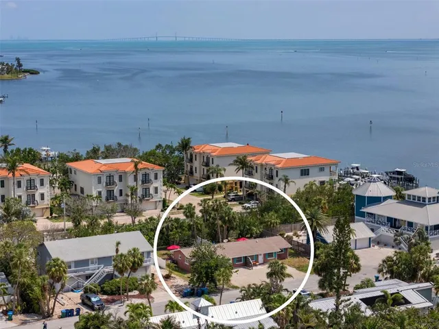 $1,300,000 | 208 Peacock Lane, Holmes Beach, FL 34217