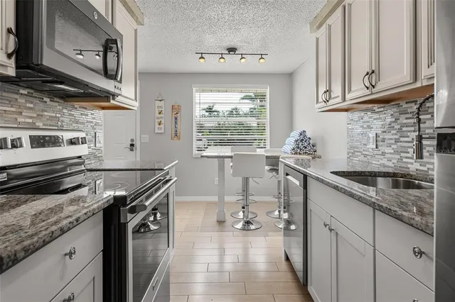 $1,300,000 | 208 Peacock Lane, Holmes Beach, FL 34217