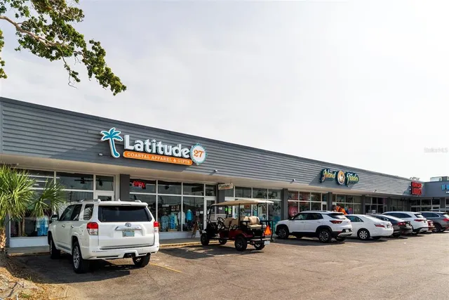 $1,300,000 | 208 Peacock Lane, Holmes Beach, FL 34217