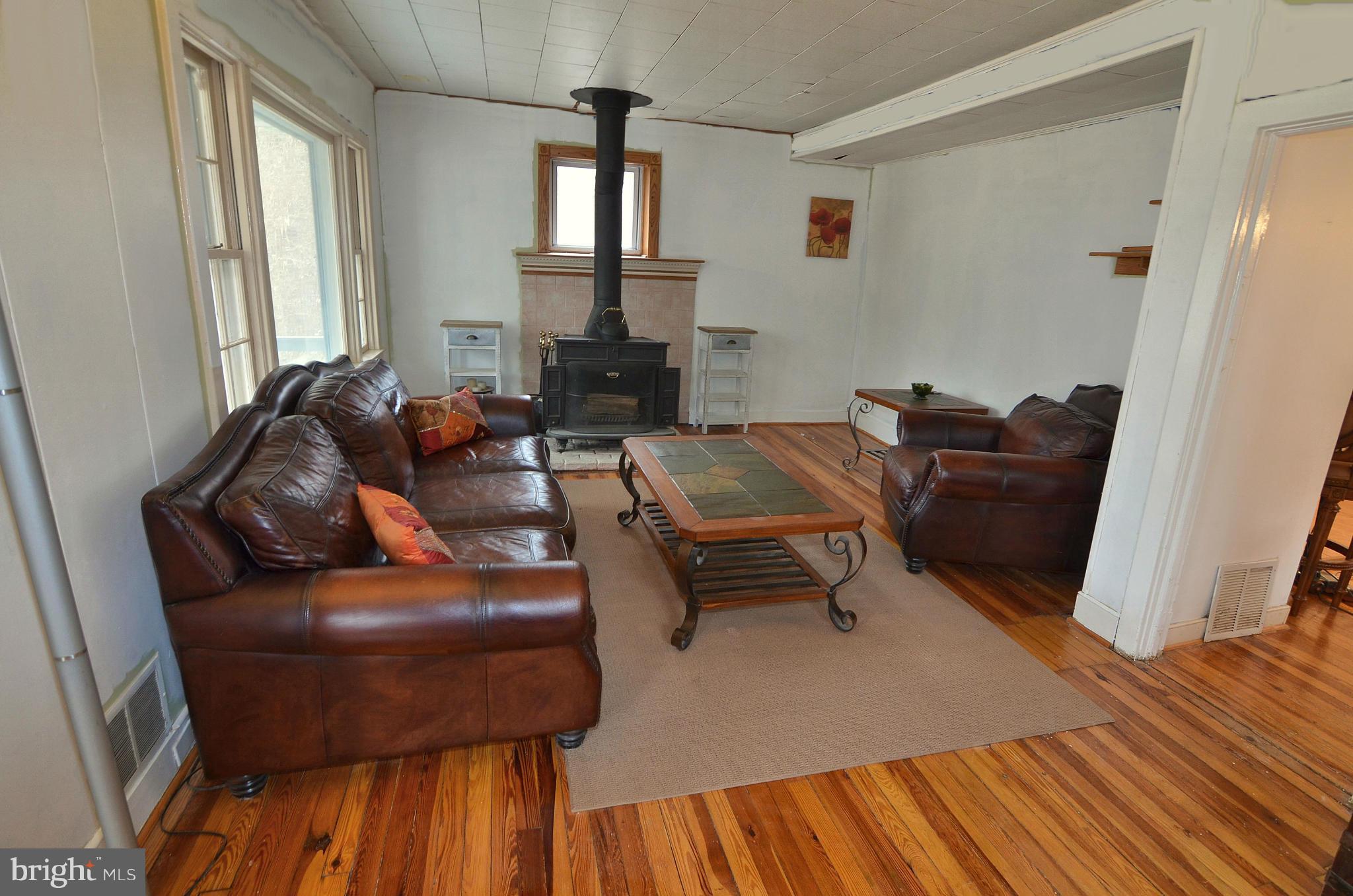 507 Upland Road Baltimore, MD 21208 - Photo 5 of 20 Living Room